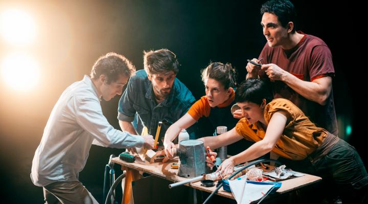 Production Compagnie BPM, Scala Productions & Tournées Avec le soutien de l’Espace Sorano Vincennes, le festival Court mais pas vite (Théâtre des Déchargeurs), le festival des Mises en capsules, le CPA Ruth Bader Ginsburg